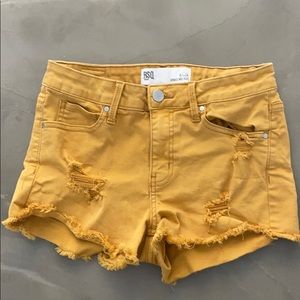 Tilly’s RSQ Venice mid-rise shorts -mustard yellow